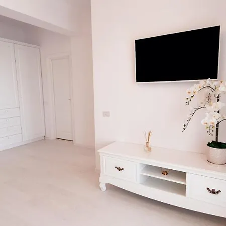 아파트 Magna Luxury Apartament - Building Stefan Lake 마마이아